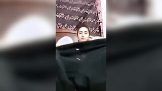البنت الفاجره لابسه الشراب الاسوزد لغايه ركبتها وقاعده عالسرير فاتحه رجليها من غير اندر بتاعها وبت سكس مصري فتح كسها بيديبها الاتنين وتفشخ في رجلها