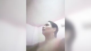 البنت بتقابل الراجل في شقته علشان ينيكها مقابل الفلوس ومتعرفش انه عازم صحابه عليها واتكاترو عليها ال خمس رجاله في الاوض سكس مصري ه معاها بيضربوها وبينيكو فيها نيك جماعي