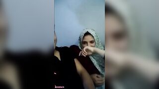 ابن عمتي عينه من اختي الشرموطه واحنا قاعدين سوا بشوفه بيحسس علي طيازها وعامله نفسي م سكس مصري ش شايفه بس كسي مولع بيسخن لم بشوفهم كده