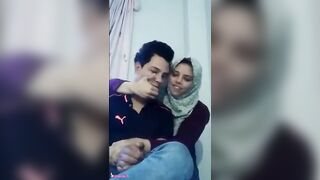 ابن عمتي عينه من اختي الشرموطه واحنا قاعدين سوا بشوفه بيحسس علي طيازها وعامله نفسي م سكس مصري ش شايفه بس كسي مولع بيسخن لم بشوفهم كده