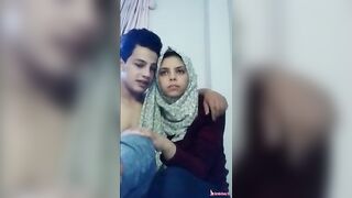 ابن عمتي عينه من اختي الشرموطه واحنا قاعدين سوا بشوفه بيحسس علي طيازها وعامله نفسي م سكس مصري ش شايفه بس كسي مولع بيسخن لم بشوفهم كده