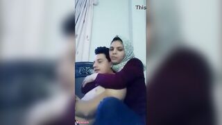 ابن عمتي عينه من اختي الشرموطه واحنا قاعدين سوا بشوفه بيحسس علي طيازها وعامله نفسي م سكس مصري ش شايفه بس كسي مولع بيسخن لم بشوفهم كده