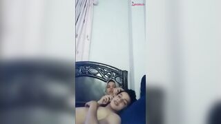 ابن عمتي عينه من اختي الشرموطه واحنا قاعدين سوا بشوفه بيحسس علي طيازها وعامله نفسي م سكس مصري ش شايفه بس كسي مولع بيسخن لم بشوفهم كده