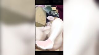 اللبوه ام نضاره نظر وهي قالعه بجسمها المربرب ونايمه عالارض وحاطه المخده تحت سكس مصري جديد موقع سبعة ونص  طيزها والراجل بيحك زوبره في كسها من بره