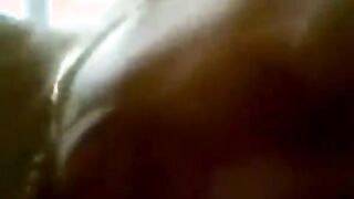 الاتنين الحبيبه في حضن بعض وبكل حب واشتياق البنت طالعه فوقيه ناسيمه وبيبوس سكس مصري و بوس مشبك وجسمهم لازق في بعض احساس نيك