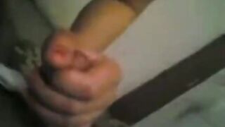 البنت قاعده عالسرير جنب الزبون بتبوس في رقبته وتهيجه ونفس الوقت ماتسيكه زوبر سكس مصري ه بتضرب عشرته وتسخن فيه لغايه منزل لبنه