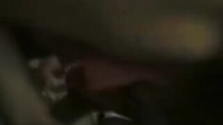البنت قاعده عالسرير جنب الزبون بتبوس في رقبته وتهيجه ونفس الوقت ماتسيكه زوبر سكس مصري ه بتضرب عشرته وتسخن فيه لغايه منزل لبنه