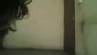 البنت قاعده عالسرير جنب الزبون بتبوس في رقبته وتهيجه ونفس الوقت ماتسيكه زوبر سكس مصري ه بتضرب عشرته وتسخن فيه لغايه منزل لبنه