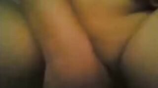 البنت قاعده عالسرير جنب الزبون بتبوس في رقبته وتهيجه ونفس الوقت ماتسيكه زوبر سكس مصري ه بتضرب عشرته وتسخن فيه لغايه منزل لبنه