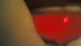 البنت قاعده عالسرير جنب الزبون بتبوس في رقبته وتهيجه ونفس الوقت ماتسيكه زوبر سكس مصري ه بتضرب عشرته وتسخن فيه لغايه منزل لبنه