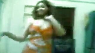 اللبوه لابسه الفستان المتشجر البرتقالي اللون وشغاله شرمها سكس موقع سبعة ونص تتهز اوي بطيازها وترعش فيهم وحبيبها جنبها عالارض قاعد ماسك السيجاره ومتكيف بالرقص بتاعها