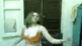اللبوه لابسه الفستان المتشجر البرتقالي اللون وشغاله شرمها سكس موقع سبعة ونص تتهز اوي بطيازها وترعش فيهم وحبيبها جنبها عالارض قاعد ماسك السيجاره ومتكيف بالرقص بتاعها