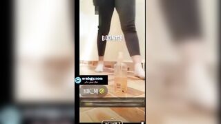 البنت الشابه حاطه علبه الشامبو في الارض مثبتاها وبتدخلها وتطلعها في كسها طالعه نازله ع سكس مصري ليها وعلبه الشامبو بتفضي ال فيها عالارض