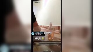 البنت الشابه حاطه علبه الشامبو في الارض مثبتاها وبتدخلها وتطلعها في كسها طالعه نازله ع سكس مصري ليها وعلبه الشامبو بتفضي ال فيها عالارض