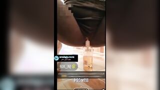 البنت الشابه حاطه علبه الشامبو في الارض مثبتاها وبتدخلها وتطلعها في كسها طالعه نازله ع سكس مصري ليها وعلبه الشامبو بتفضي ال فيها عالارض