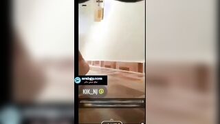 البنت الشابه حاطه علبه الشامبو في الارض مثبتاها وبتدخلها وتطلعها في كسها طالعه نازله ع سكس مصري ليها وعلبه الشامبو بتفضي ال فيها عالارض