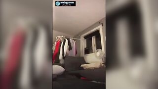 البنت واقفه عالارض ورافعه رجلا عالتربيظه وهي بتلعب في كسها بسرعه فارقه زي المجنونه وا سكس مصري للبن مغرق صباعها ال بيخش وبيطلع في كسها