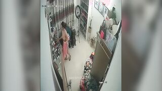 البنت في الاوضه لافه الفوطه حولين جسمها لسه خارجه من الحمام بتاخد شاور وبتل سكس مصري عب في كسها هي وعريانه بتسخن نفسها للنيك