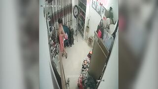 البنت في الاوضه لافه الفوطه حولين جسمها لسه خارجه من الحمام بتاخد شاور وبتل سكس مصري عب في كسها هي وعريانه بتسخن نفسها للنيك