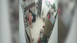 البنت في الاوضه لافه الفوطه حولين جسمها لسه خارجه من الحمام بتاخد شاور وبتل سكس مصري عب في كسها هي وعريانه بتسخن نفسها للنيك