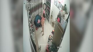 البنت في الاوضه لافه الفوطه حولين جسمها لسه خارجه من الحمام بتاخد شاور وبتل سكس مصري عب في كسها هي وعريانه بتسخن نفسها للنيك