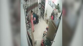 البنت في الاوضه لافه الفوطه حولين جسمها لسه خارجه من الحمام بتاخد شاور وبتل سكس مصري عب في كسها هي وعريانه بتسخن نفسها للنيك