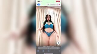 البنت طالعه عالسرير بتلارقص وتتهز عالاغاني مشغلاها وصاحبتها تحت سكس مصري ها عالارض بتلعب في زوبر الراجل ال معاها