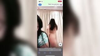 البنت طالعه عالسرير بتلارقص وتتهز عالاغاني مشغلاها وصاحبتها تحت سكس مصري ها عالارض بتلعب في زوبر الراجل ال معاها