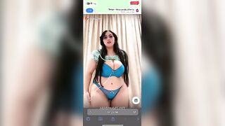 البنت طالعه عالسرير بتلارقص وتتهز عالاغاني مشغلاها وصاحبتها تحت سكس مصري ها عالارض بتلعب في زوبر الراجل ال معاها