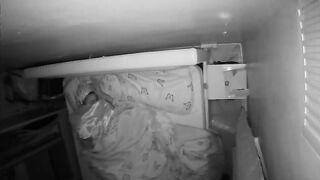البنتين الخادمات في القصر بتصورهم صاحبه القصر بدون علمهم وهما سكس مصري  نايمين عالسرير في حضن بعض وبيبوسو ببعض