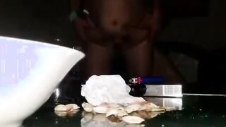 البنت الشلرموطه طالعه علي زوبر صديقها وهو ماسكه فيدخله في كسها والتان وراها ماسك زوبره  سكس مصري بيضرب عشلرته عليها هي وبتتنالك من صاحبه