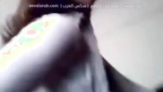 البنت في الجامعه ماسكه زوبرالمدرس بتاعها وبتمصله في زوبره وتدخله وتطلعه في بوق سكس مصري ها وتلحس فيه مقابل انه ينجحها في الماده
