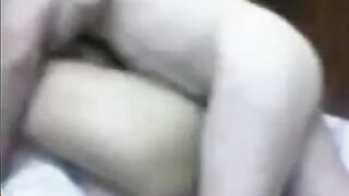 البنت المتناكه نايمه عالسرير وحبيبها رافع رجليها لفوق اوي وفاشخها وهي ماسكه برجلي سكس مصري ها الاتنين وبينيك في كسها اوي بيرزع فيه