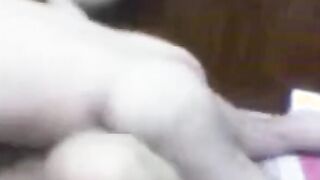 البنت المتناكه نايمه عالسرير وحبيبها رافع رجليها لفوق اوي وفاشخها وهي ماسكه برجلي سكس مصري ها الاتنين وبينيك في كسها اوي بيرزع فيه