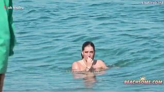 البنات المتناكه عالبحر بالمايوهات والبنت بتعجب بشاب هناك وبيغمز لها بي سكس مصري روحو في البحر سوا جوه الميه وبتتناك منه