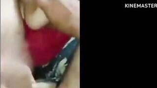 البنت طالعه علي زوبر حبيبها ويبتلعب فيه بيديها هي وراكبه علي جسمه وماسكه زوبره بتحشره ويسط بزازه سكس مصري ا الاتنين وتضرب بزوبر حبيبها علي بزازها