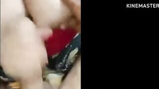 البنت طالعه علي زوبر حبيبها ويبتلعب فيه بيديها هي وراكبه علي جسمه وماسكه زوبره بتحشره ويسط بزازه سكس مصري ا الاتنين وتضرب بزوبر حبيبها علي بزازها