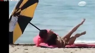 البنت الشرموطهخ عالبحر قاعده عالرمله والراجلا بيحاول يغتصبها وهي لابسه ا سكس مصري لمايوه وبينام فوقيها وبيتقلبو في الرمال