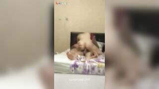 الراجل نايم عالسريرؤ عريان واللبوه طالعه فوقيه وهي مدخله زوبره في كسها بتتنطط عليه اوي وماسك الموبايل وهو بيصور  موقع سبعة ونص سكس مصري جامد من ورا زوبره هو بيخش وبيطلع في كسها