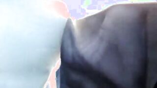 البنت راكبه المواثصلات وواقفه في المترو والمتناك الهيجان واقف قدامها وبيحك طي سكس مصري زه فيها وبيحسس علي ركبتها زوبره بياكبله