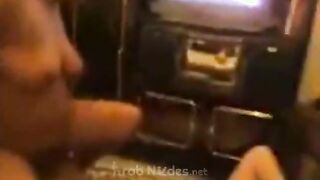 البنت جايبه زوبر صناعي بتنكته في طيزها لاول مره تجرب بعد ما جوزها تركها سكس مصري  وبتطلعه تدخله شويه في كسها وبتتناك منه