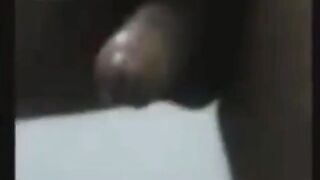 الراجل موقف مراته وميلها عالارض وماسك زوبره بيدخله براحخه اويس في خرم طيزها بعد مابله  موقع سبعة ونص سكس مصري جامد من بوقه وزفلطه وبيدخل فيه للاخر وهي اول مره ليها تجربه