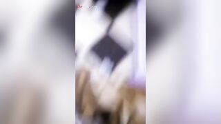 البنت نايمه عالسرير بالكات والشورت وكاشفه نفسها واخوها الخول بيدخل عليها الاوضه بيشوفها و سكس مصري بيسخن علي جسمها وبيقرب منها ويحسس عليها