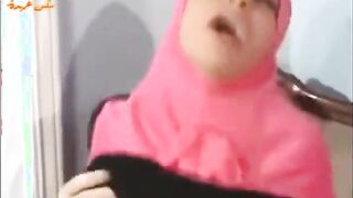 ابن خالتي بيقرب مني ديما كل ميجي يزورنا وبيقولي انا نفسي ادوقك وبيتلزق فيا وبيفضل  سكس مصري يحسس علي ركبتي البيضه ويسخني الخول عليه