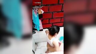 البنت الفاجره في الحمام داخله تقلع هدومها وتقعد علي ارضيه الحمام وهي بتضصرب سكس مصري  سبعه ونص وتنزل اللبن بتاعها وتريح كسها