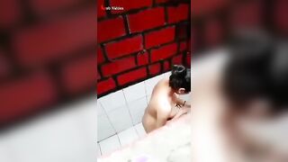 البنت الفاجره في الحمام داخله تقلع هدومها وتقعد علي ارضيه الحمام وهي بتضصرب سكس مصري  سبعه ونص وتنزل اللبن بتاعها وتريح كسها