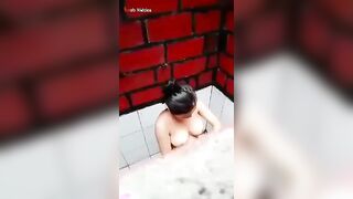 البنت الفاجره في الحمام داخله تقلع هدومها وتقعد علي ارضيه الحمام وهي بتضصرب سكس مصري  سبعه ونص وتنزل اللبن بتاعها وتريح كسها