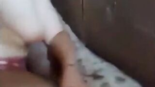 الام الشرموطه قاعده مع ابنها في الاوضه هي وقالعه وتفهمه ازاي ه سكس مصري يدخل علي مراته في المستقبل وتعلمه النيك