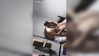 الراجل فاشخ رجل مراته عالسرير وماسك زوبره بيدخله بيديه  موقع سبعة ونص سكس مصري جامد براحه اوي فيها وبحب وهي بتقوله اااه نيكني يلا ي دكري زوبرك واحشني