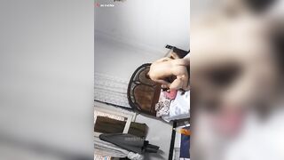 الراجل فاشخ رجل مراته عالسرير وماسك زوبره بيدخله بيديه  موقع سبعة ونص سكس مصري جامد براحه اوي فيها وبحب وهي بتقوله اااه نيكني يلا ي دكري زوبرك واحشني